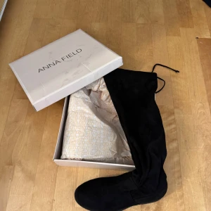 Svarta stövlar från Anna Field - Snygga svarta stövlar från Anna Field i en stilren design. Perfekta för både vardag och festliga tillfällen. Kommer i originalkartong. aldrig använda st 37