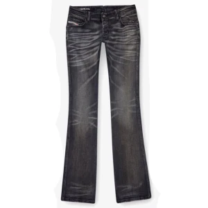  Lågmidjade bootcut jeans - Snygga blåa Diesel jeans med jättesnygga hål. Säljer då de inte passade mig köpte begagnat 1100kr. Samma modell som dom gråa byxorna på framsidan. Skriv för måtten❤️ Innerben 85cm och 35cm tvärs över midjan❤️