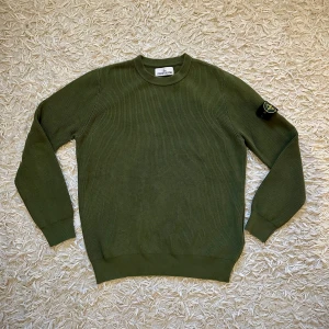 Grön Stone Island tröja- med alla originella lapparna kvar - Hej! Jag säljer en helt ny och oanvänd grön stone island tröja med alla originella lapparna kvar. Gjort av bommul, extremt mjuk och varm- perfekt för alla årstider. Säljer pga för liten storlek. Hör av er om ni har någon fråga eller vid minsta intresse!