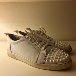 Vita Louboutin skor med spikar  - Säljer nu mina Louboutins eftersom att jag inte använder dem så mycket. De är i väldigt bra skick men har ej original snören. Bara skorna ingår.