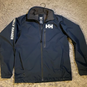 Helly hansen jacka - Marinblå vindjacka från Helly Hansen.                9/10 skick. Säljer pga ingen använding.