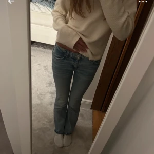 Blå jeans med bootcut - Snygga blå jeans med bootcut-stil. Perfekta för en avslappnad look. De har en klassisk design med fem fickor och knappgylf. Från gina Young, dock tagit bort lappen därbak :( jag är 162 på bilderna