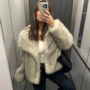 Fuskpäls zara - Använd fåtal gånger, mycket bra skick! Köpt förra vintern. Storlek L för en oversized fit för mig som bär S. Cremefärgad grå/vit