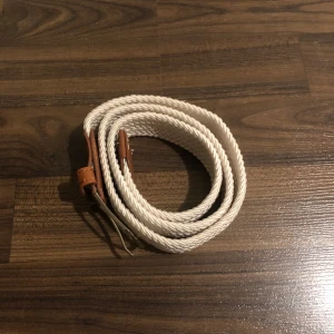 Flätat ”grisch” bälte - Tjena! Jag säljer detta flätade bälte som är i färgen vit.Det är 105 cm långt. Bältet är helt nytt. Pris kan självklart förhandlas.