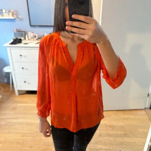 Sexig blus - Beror på ljuset men kan bli genomskinlig, väldigt fin