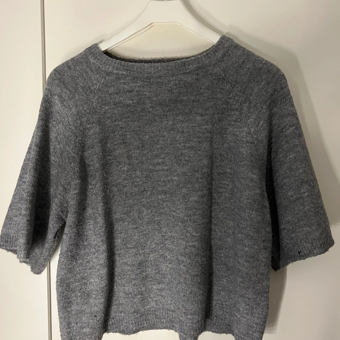 Grå stickad tröja