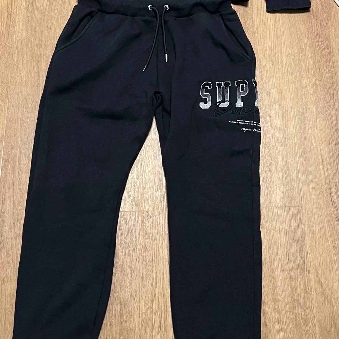 Svart hoodie och byxor från Supply & Demand - 90