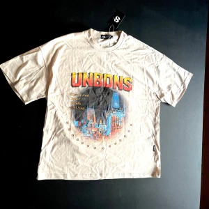 Beige t-shirt från Santo  - Oversized tshirt med snyggt tryck, retro/street