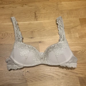 Intimissimi bh - Intimissimis push up bh i färgen ”Avorio crema” med vacker spetsdetaljering. Den är begagnad men i fint skick. Säljs då den inte passar 💞💞