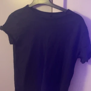 Svart t-shirt från 157 - Svart t-shirt från lager 157 i storlek xs, dock är den ganska stor (skriv om ni vill att jag ska pröva). Använd ett par gånger men ingen synlig märkning. Står ej för frakten. ☺️❤️
