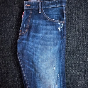 Blå jeans från DSQUARED2 - Dsquared 2 byxor i mycket bra skick, byxorna har använts fåtal gånger. Säljes billigt mvh Eddie