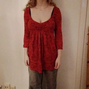 Röd Tunika Med Snören - Röd tunika från ebc i storlek xs. Katt finns I hemmet
