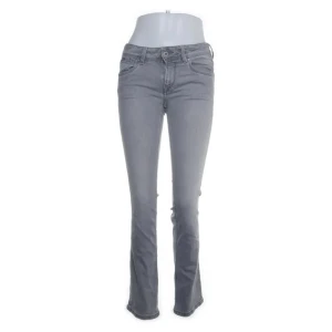 pepe jeans - säljer ett par gråa lågmidjade bootcut jeans som passar mig i längden 165!💕 