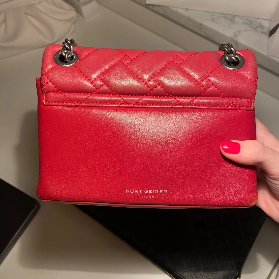 Röd quiltad axelväska från Kurt Geiger - 91