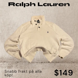 Stickad Ralph Lauren Cardigan - Säljer en stilren vit tröja från Ralph Lauren i 100% bomull. Storlek M, skriv dm för mer bilder eller om ni har något annat ni vill veta!⭐️