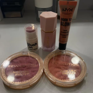 Sminkset med rouge och highlighter - Ett sminkset med två Revolution Blusher Reloaded i nyanserna Rhubarb & Custard och Rose Kiss. Inkluderar NYX Born to Glow Liquid Illuminator, Mcobeauty Blush On Cheek Stick i Natural sheglam liquid blush i lovecake