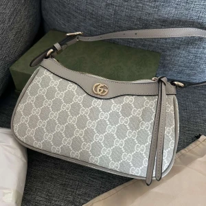 Gucci axelväska - Säljer denna beiga gucci axelväskan! Den är helt oanvänd och finns även i brun, box ingår! ☺️