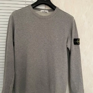 Grå sweatshirt från Stone Island - Tja säljer min stone island sweatshirt som jag köpte ny i somras säljer nu då den har blivit för liten 