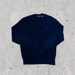 Mörkblå tröja - Ralph Lauren - Mörkblå tröja från Ralph Lauren. Skick: 8/10. Storlek: M/L. Nypris: 1700kr. Kontakta oss för fler bilder eller info!🙌