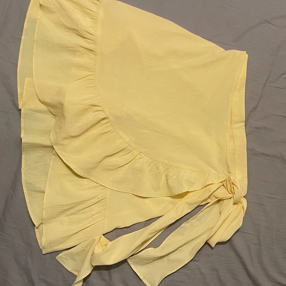 Gul omlottkjol med volang