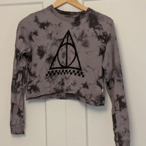 Kroppad tshirt - Cool croptop från vans med Deathly Hallows liknande mönster. Använd en del men är i bra skick. Perfekt nu till sommaren 🫶