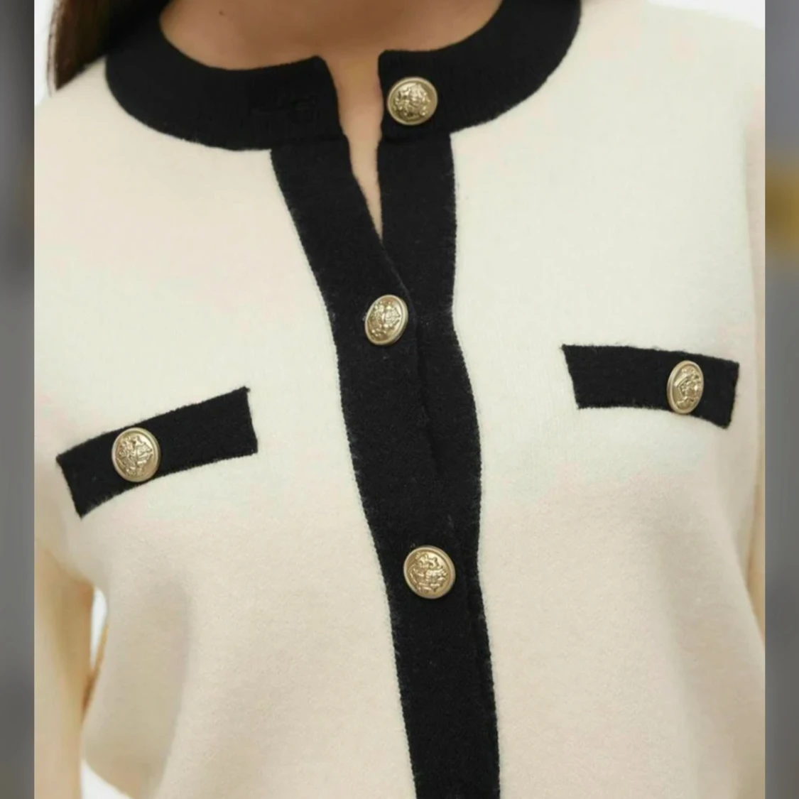 Vit och svart kofta med guldknappar - 91