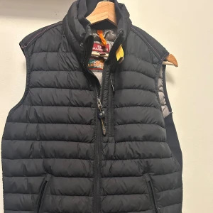 Parajumpers väst  - Säljer en svart dunväst från Parajumpers i superlätt material. Västen har en dragkedja framtill och är perfekt för lager-på-lager under kyliga dagar. Den har en stilren design med quiltade detaljer och en praktisk krage. Skriv för mer frågor✌️ pris kan diskuteras