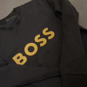 Hugo Boss tröja  -  Hej! Säljer nu min Hugo boss tröja då den inte kommer till användning använd ett fåtal gånger men är i bra skick. Ny pris är 1100kr mitt pris går att diskuteras,hör av dig vid någraa frågor.