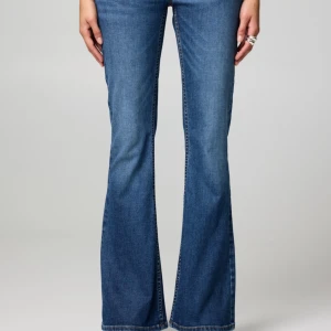 Blå bootcut jeans - Snygga blå bootcut jeans med klassisk femficksdesign. Perfekta för en avslappnad stil med en modern twist. De har en bekväm passform och är tillverkade i ett slitstarkt denimtyg. (Pris kan diskuteras)❤️