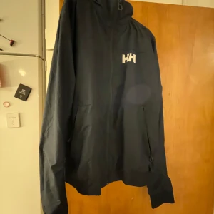 Mörkblå vindjacka från Helly Hansen - Säljer min mörkblå helly hansen jacka då jag ej använder den längre 