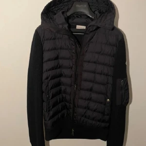 Svart jacka från Moncler - Snygg svart jacka från Moncler med huva och dragkedja. Jackan har inga skador osv kom med byten i dm den passar bra till lite kallare dagar