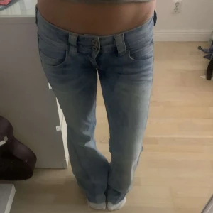 Ljusblå bootcut jeans - Säljer ett par ljusblå bootcut jeans med låg midja. Märket är pepe jeans men jag har sytt de till bootcut. Jag har sytt de i symaskin och är alltså i mycket bra skick. Skriv vid frågor eller fler bilder💕💕