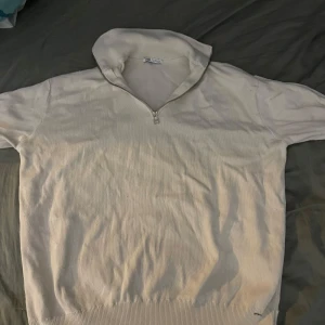 Beige tröjor - Säljer tre olika beiga tröjor. Första är en zip up från Zara i storlek S. Andra är en Zara tröja i storlek S. Tredje är en zip up i stl 2xs. Alla är i mycket bra skick! Tvättas före köp! Kan kombineras med andra annonser jag lagt upp. 200 för alla!