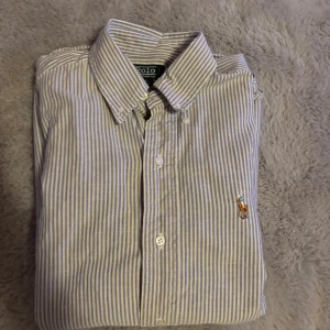 Ralph lauren skjorta - Storlek 16 år så ungefär xs/xs bra skick använd fåtal gånger