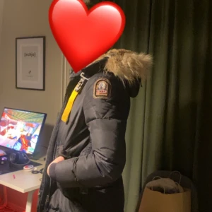 Parajumper jacka long bear - Long bear i stolek M, mörkblå köpt för 13000kr säljer för 1900kr vid snabb affär annars 2100kr