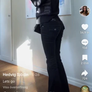 Svarta true religion bootcut jeans - Säljer nu mina svarta truereligion jeans i modellen Joey då de är något för stora på mig. Jag har i storlek W27. Har använt dem ungefär 3 gånger så de är i nytt skick🥰Köpta för 130€ på Nelly☺️