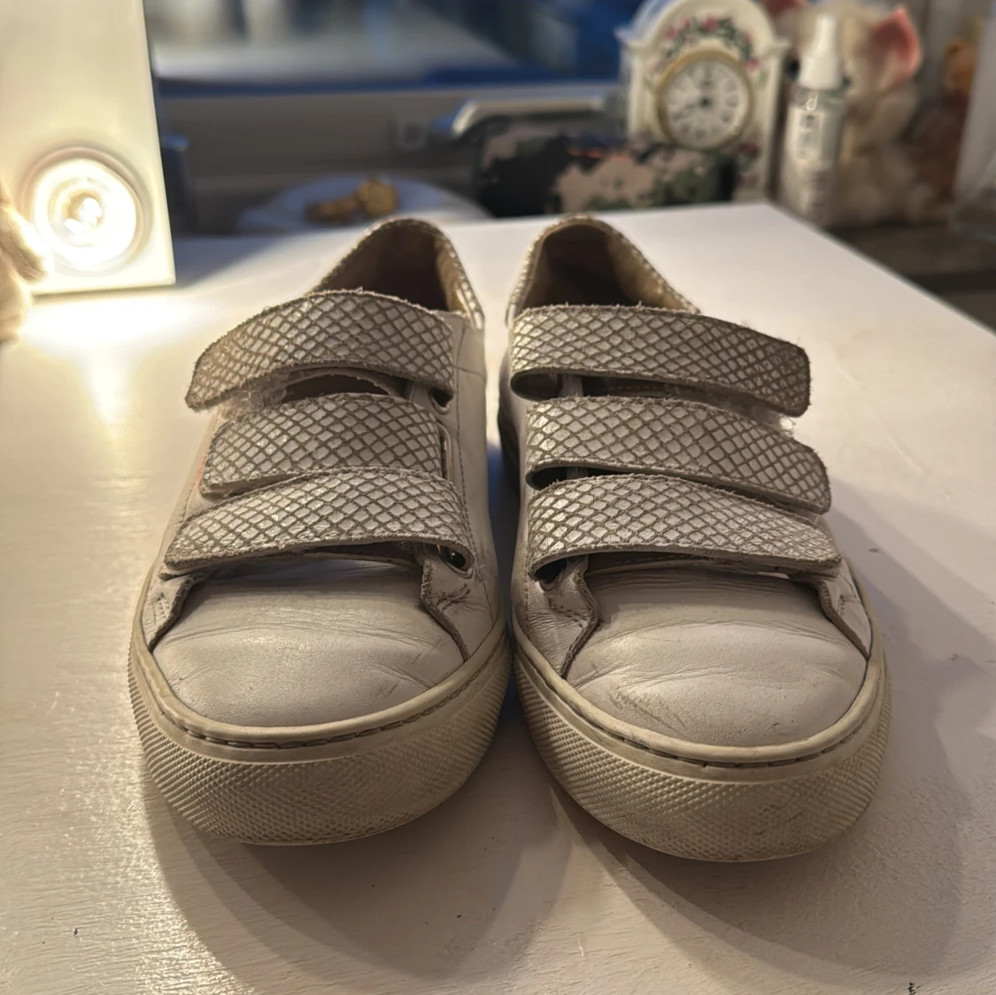 Skit snygg vita sneakers med ormskinnsmönster - 91