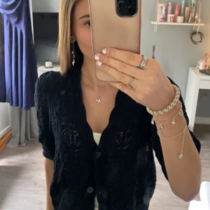 Blå kofta med knappar - Säljer en snygg marinblå kofta med knappar framtill. Koftan har ett fint mönster och är croppad med trekvartsärm. Perfekt för att lägga till en stilren touch till din outfit.