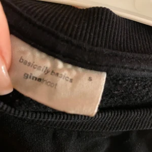 Svart tröja från Gina Tricot - Säljer en svart tröja från Gina Tricot i storlek S. Tröjan har en enkel design med långa ärmar och ribbade muddar vid ärmslut och nederkant. Perfekt för en avslappnad stil.