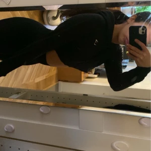Svart croppad hoodie från Gymshark - Säljer en svart croppad hoodie från Gymshark. Den har långa ärmar och en liten logga på bröstet. Perfekt för träning eller en avslappnad dag. Hör av dig vid intresse! Storlek: xs