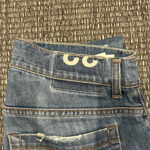 Dondup George - Dondup George jeans.  storlek 32. Är fabriksgjorda slitningar på knät. Bra skick. Nypris ca 4000 Kontakta för fler frågor etc.