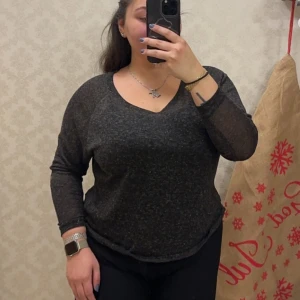 Mörkgrå topp med öppen rygg - Snygg mörkgrå topp med lång ärm med öppen rygg