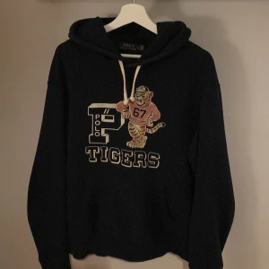 Ralph lauren hoodie  - Säljer nu denna extremt snygga Ralph lauren hoodien som är aldrig används. Storlek L men passar M-L