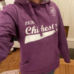 Lila hoodie med tryck - En mysig och fin hoodie