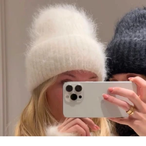 Vit stickad mössa - Mysig vit stickad mössa med ribbad design. Perfekt för kalla dagar och ger en stilren look. Passar de flesta huvudstorlekar. original pris 600