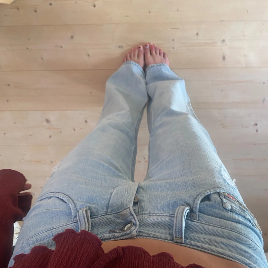 Ljusblå jeans med slitningar - 91