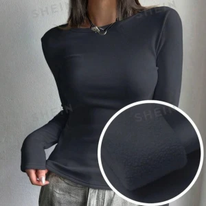 Svart långärmad topp - Mörkgrå långärmad tröja från SHEIN, precis köpt men då den var för liten säljer jag den direkt, därav aldrig använd endast testad! Det är fleece i och den är sjukt skön och varm!! 