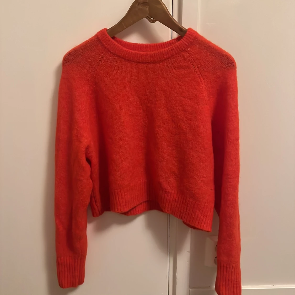 Röd stickad tröja från Carin Wester
