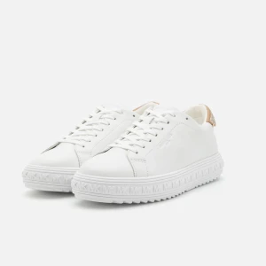 Vita sneakers från Michael Kors - Stilrena vita sneakers från Michael Kors med snörning och diskret logga i guld på sidan. Skorna har en texturerad sula och är tillverkade i syntetmaterial för en modern look , de är helt nya ej använda storlek:40