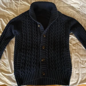 Stickad cardigan  - En snygg stickad cardigan i storlek M. Använd en gång så tröjan är i toppskick! 